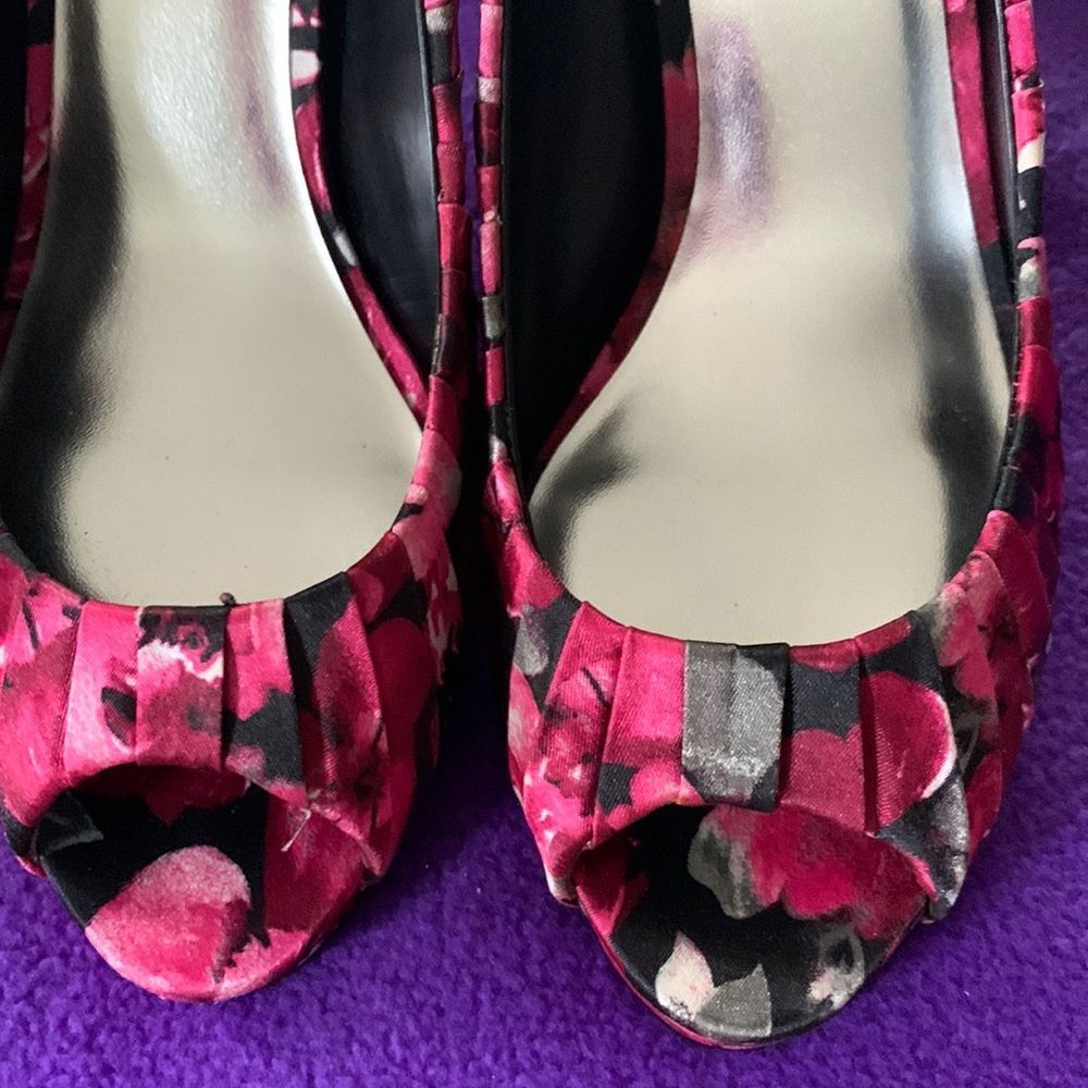 NWOT White House Black Market Floral Satin-Like Peep-Toe Heels - Picture 3 of 13